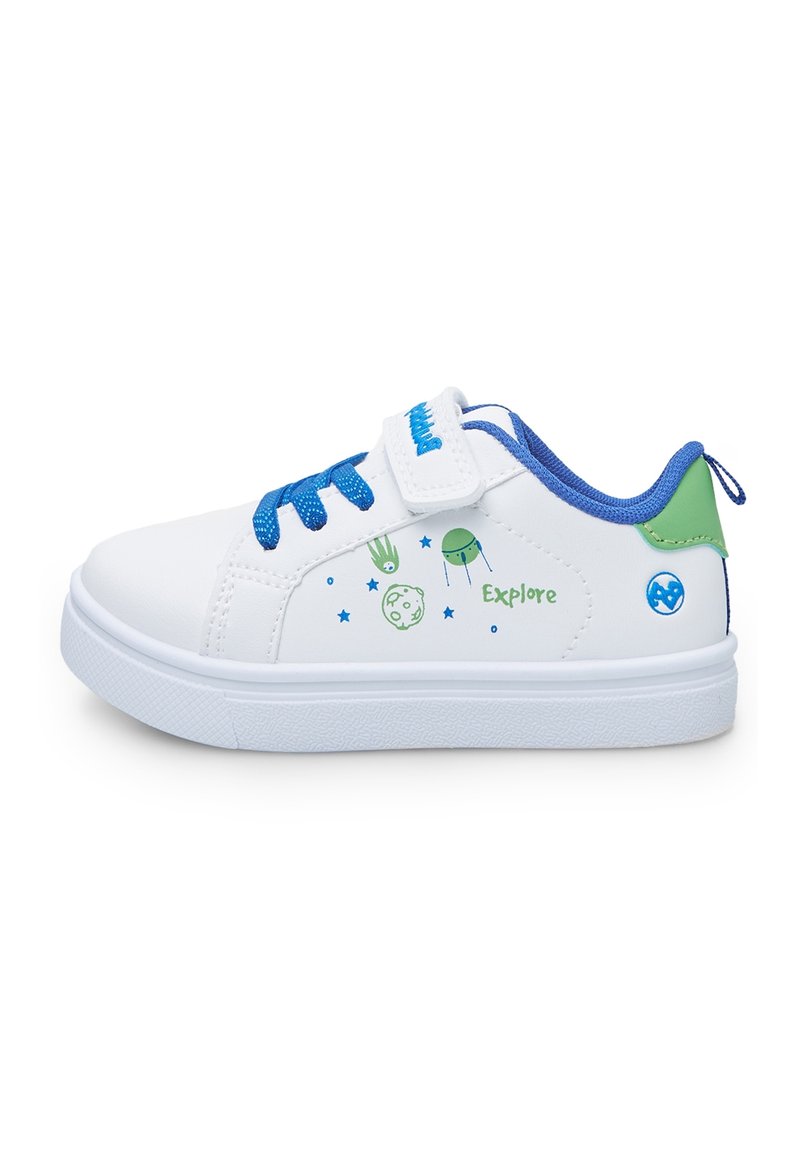 Weiße Kindersneaker mit blauen Schnürsenkeln, grünem Fersenpatch, Weltraum-Motiven und dem Text "Erforschen" an der Seite.