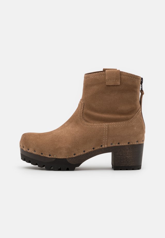 Platform ankle boots - brown