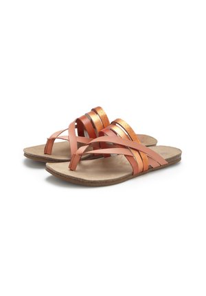 Paar flache Sandalen mit beigen Sohlen und mehreren dünnen, metallisch kupferfarbenen und pfirsichfarbenen, sich kreuzenden Riemen.