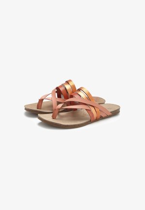 Paar flache Sandalen mit beigen Sohlen und mehreren dünnen, metallisch kupferfarbenen und pfirsichfarbenen, sich kreuzenden Riemen.