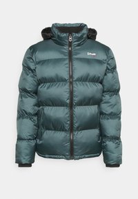 Giacca imbottita di un verde scuro con zip frontale, colletto alto, cappuccio attaccato, tasche laterali con zip e polsini interni neri.
