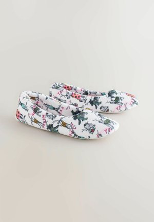 Fehér textilpapucsok, több színű állatmintás dizájnnal, lekerekített orral és hajlékony, sima textúrával.