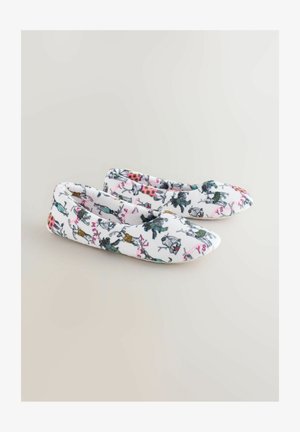 Fehér textilpapucsok, több színű állatmintás dizájnnal, lekerekített orral és hajlékony, sima textúrával.