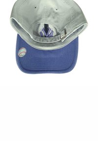 Baseballkappe mit einem hellgrauen Baumwolloberteil und einem blauen Baumwollschirm. Mit gesticktem Logo und einem kleinen runden Baseball-Aufkleber.