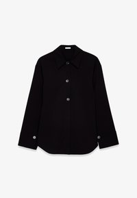 Camisa negra de botones con un cuello amplio, mangas largas y una textura suave. Presenta cinco botones en el frente y puños redondeados.