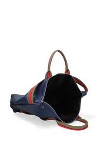 Marine leren rugzak met groene en rode gestreepte accenten, ritssluiting en een ruime zwarte binnenkant. Inclusief handgrepen en verstelbare schouderbanden.