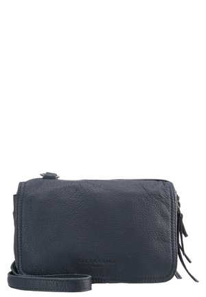 Tummansininen, teksturoidusta nahasta valmistettu crossbody-laukku, jossa vetoketjusuljin, etuläppä ja säädettävä olkahihna, edessä merkkinä "Liebeskind Berlin".
