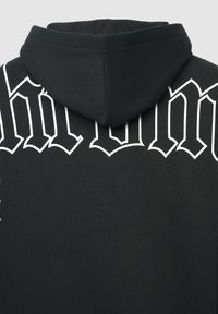 Felpa nera con cappuccio caratterizzata da un ampio testo gotico bianco sulla schiena. Tessuto liscio con una vestibilità rilassata e design minimalista.