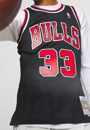 Černý basketbalový dres s červenými a bílými akcenty, na kterém je výrazně napsáno „BULLS“ a číslo „33“ v tučném, vrstveném písmu. Vyrobený z síťoviny.