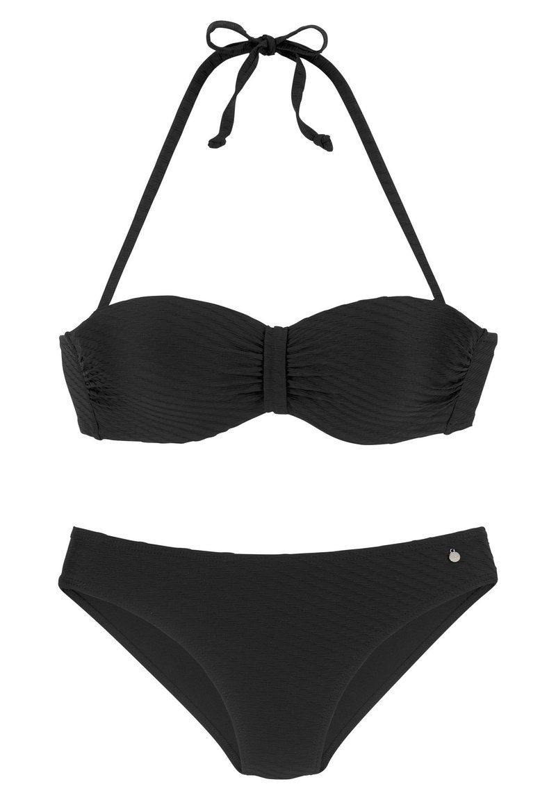 Schwarzes Bikini-Set mit einem trägerlosen Bandeau-Oberteil, das eine geknotete Mitte und verstellbare Nackenbänder hat; dazu passende niedrig geschnittene Bottoms mit glatter Textur.