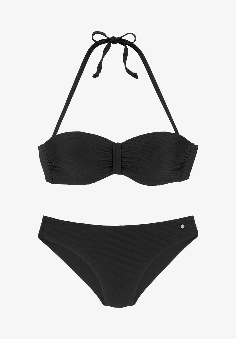 Schwarzes Bikini-Set mit einem trägerlosen Bandeau-Oberteil, das eine geknotete Mitte und verstellbare Nackenbänder hat; dazu passende niedrig geschnittene Bottoms mit glatter Textur.