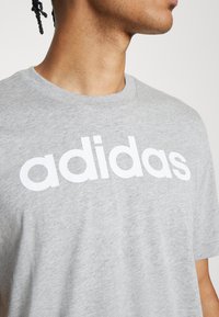 adidas Sportswear ESSENTIALS SINGLE LINEAR EMBROIDERED - Apdrukāts T-krekls - medium grey heather