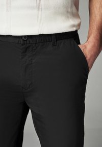 Next SLIM FIT LIGHTWEIGHT STRETCH - Chinos tipa bikses - black