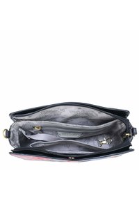 Schwarze Lederhandtasche mit floralem Futter, ausgestattet mit zwei Fächern, einer Reißverschlusstasche und Beschlägen in Goldoptik.