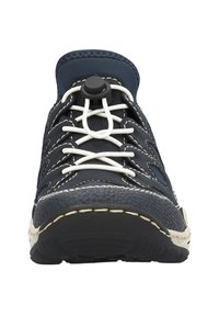 Marinblå snörsko med vit sömnad, texturerad gummitåhätta och ett toggelfäste. Mjukt ovanskidmaterial och flexibel sula.