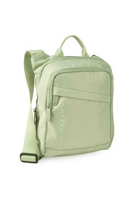 Bolsa de bandolera de tejido verde claro con un bolsillo frontal con cremallera, correa ajustable y asa superior. Presenta un logotipo en relieve en el lateral.