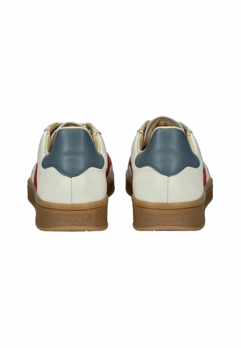 Weiße Ledersneaker mit roten seitlichen Akzenten, blauer Ferse und strukturiertem Gummisohle. Rückansicht, die ein schlichtes Design und Logo zeigt.