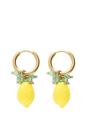 Boucles d'oreilles créoles en or avec pendentifs citron jaune suspendus et petits accents de perles vertes sur fond blanc.