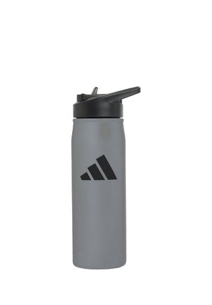 Botella de agua alta y gris con tapa deportiva negra y un logo negro de tres rayas en la parte delantera, sobre un fondo blanco.