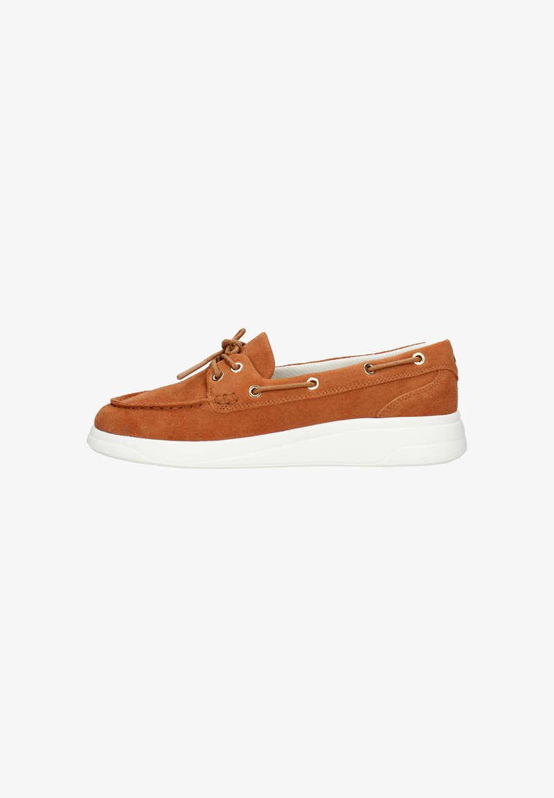 Mocassin à enfiler en suède marron avec semelle blanche, détails de lacets sur le dessus et les côtés, et design de bout mocassin cousu.