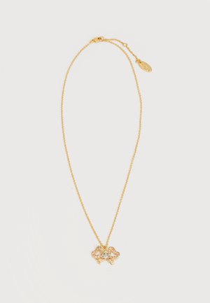 Colier delicat din lanț de aur cu pandantiv în formă de inimă și mic detaliu decorativ în formă de fundă, pe un fundal alb.