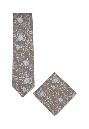 Braune Krawatte und passendes Einstecktuch mit hellblauem und weißem Blumenmuster auf schlichtem weißem Hintergrund.