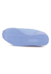 Semelle de sneaker bleu clair avec un motif en zigzag texturé, forme plate et surface lisse ; présente un accent rectangulaire sur le côté.