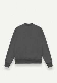 Sweatshirt griș cu guler rotund, dintr-un amestec de bumbac de greutate medie, cu manșete și tiv cu nervuri, de culoare uniformă, fără modele sau accente suplimentare.