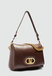 Bruine leren handtas met een gestructureerde afwerking, voorzien van een gouden ketting en riem, en een ovaal logo-detail aan de voorkant.