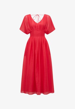 Raudona midi suknelė su trumpomis pūstomis rankovėmis, prigludusia juosmena, klostuotu sijonu, giliu V formos iškirpimu ir plonais raišteliais nugaros pusėje.