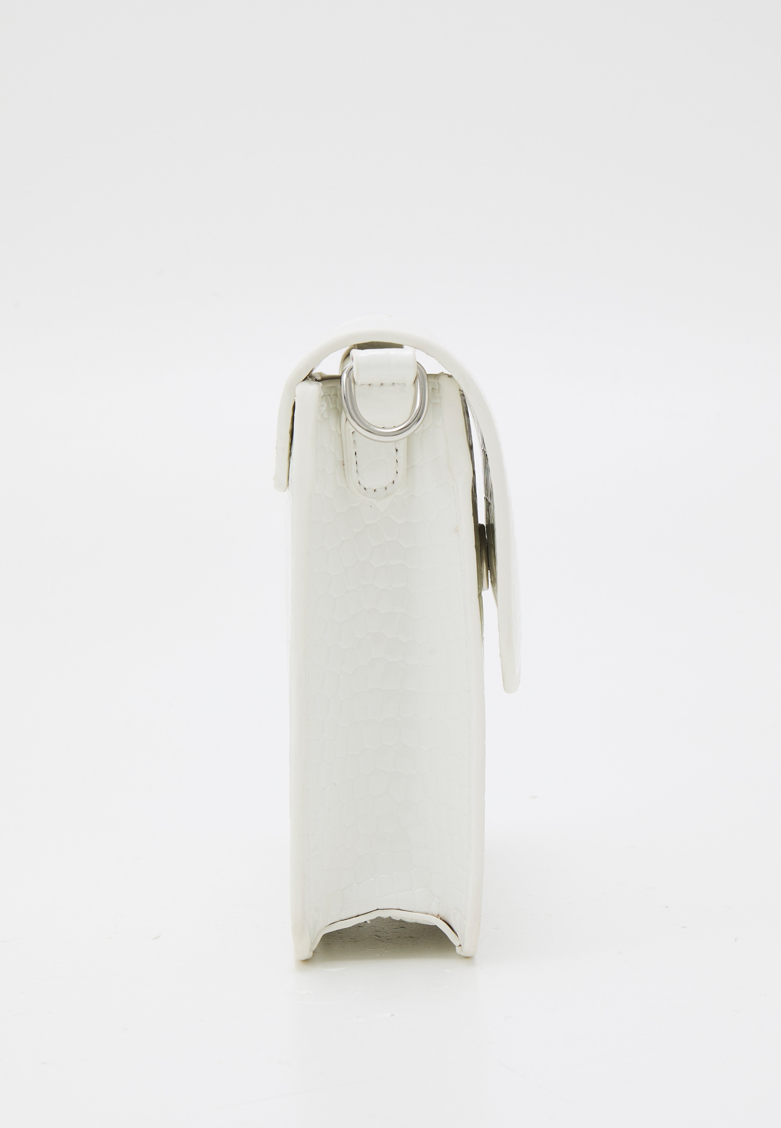 HVISK CAYMAN SHINY STRAP BAG - Skulderveske - white/hvit - Zalando.no HVISK CAYMAN SHINY STRAP BAG - Skulderveske - white/hvit - Zalando.no