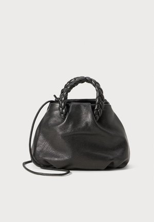 Sac à main en cuir noir avec poignées tressées, texture douce, forme ronde et une bandoulière réglable. Design simple et dépouillé.