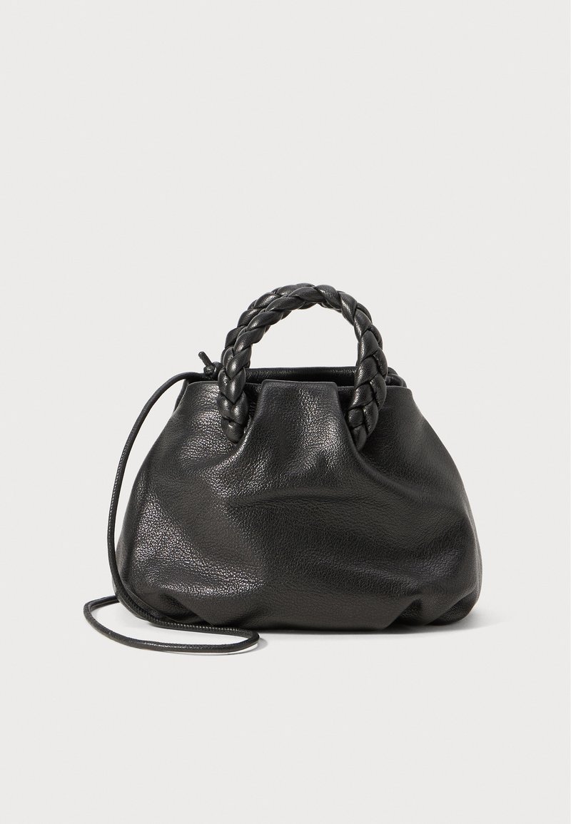 Czarna skórzana torba na ramię z plecionymi uchwytami, miękką teksturą, okrągłym kształtem i regulowanym paskiem na ramię. Prosty, niezdobiony design.