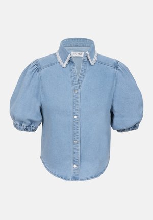 Lyseblå denim kortermet skjorte med puffede ermer, blondekantet krage og knappet front. Myk tekstur med rundet nederkant.