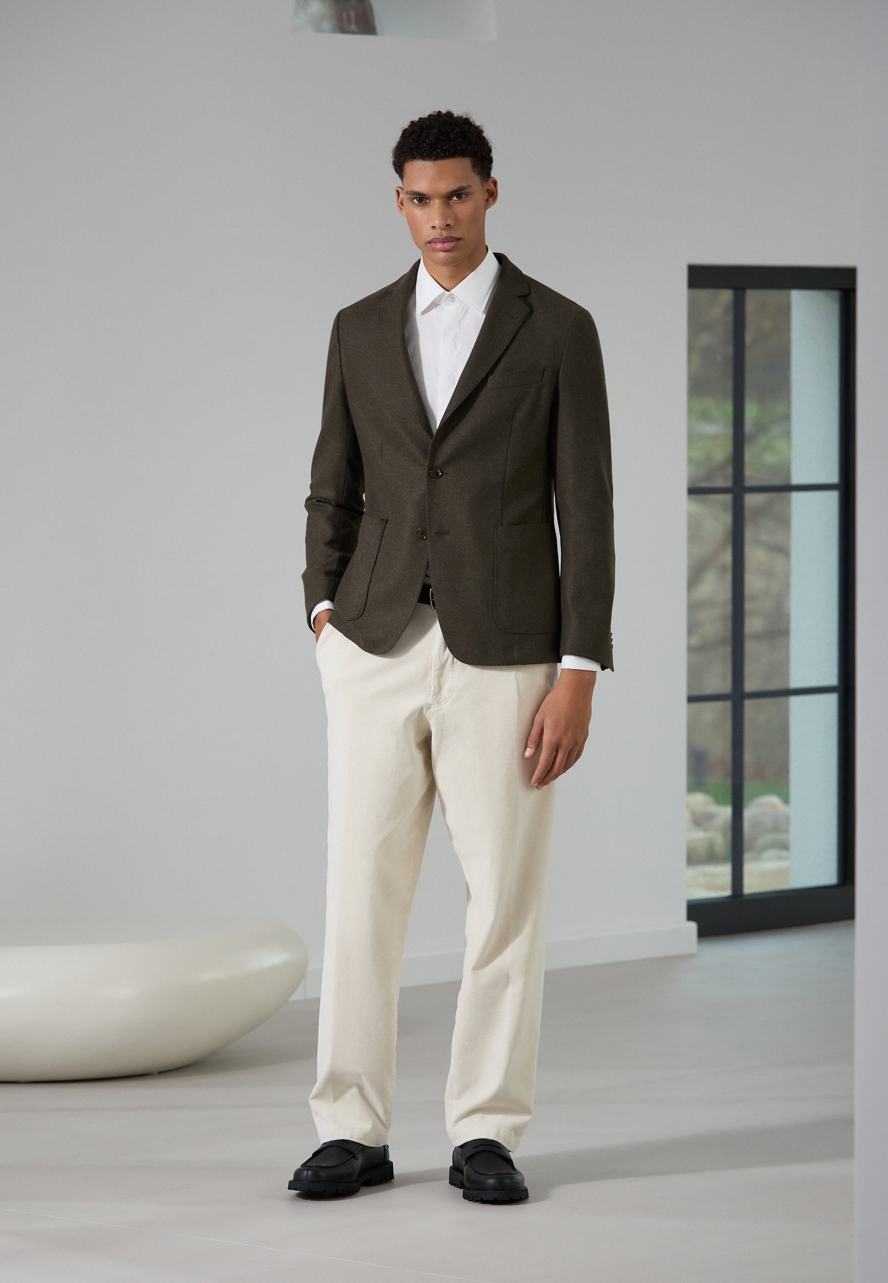 Shoe Pantaloni Beige Scarpe Nere Calliope JOGGER TINTA UNITA