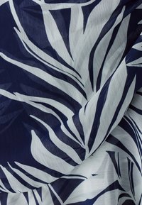 Neizvēlēts, navy palms