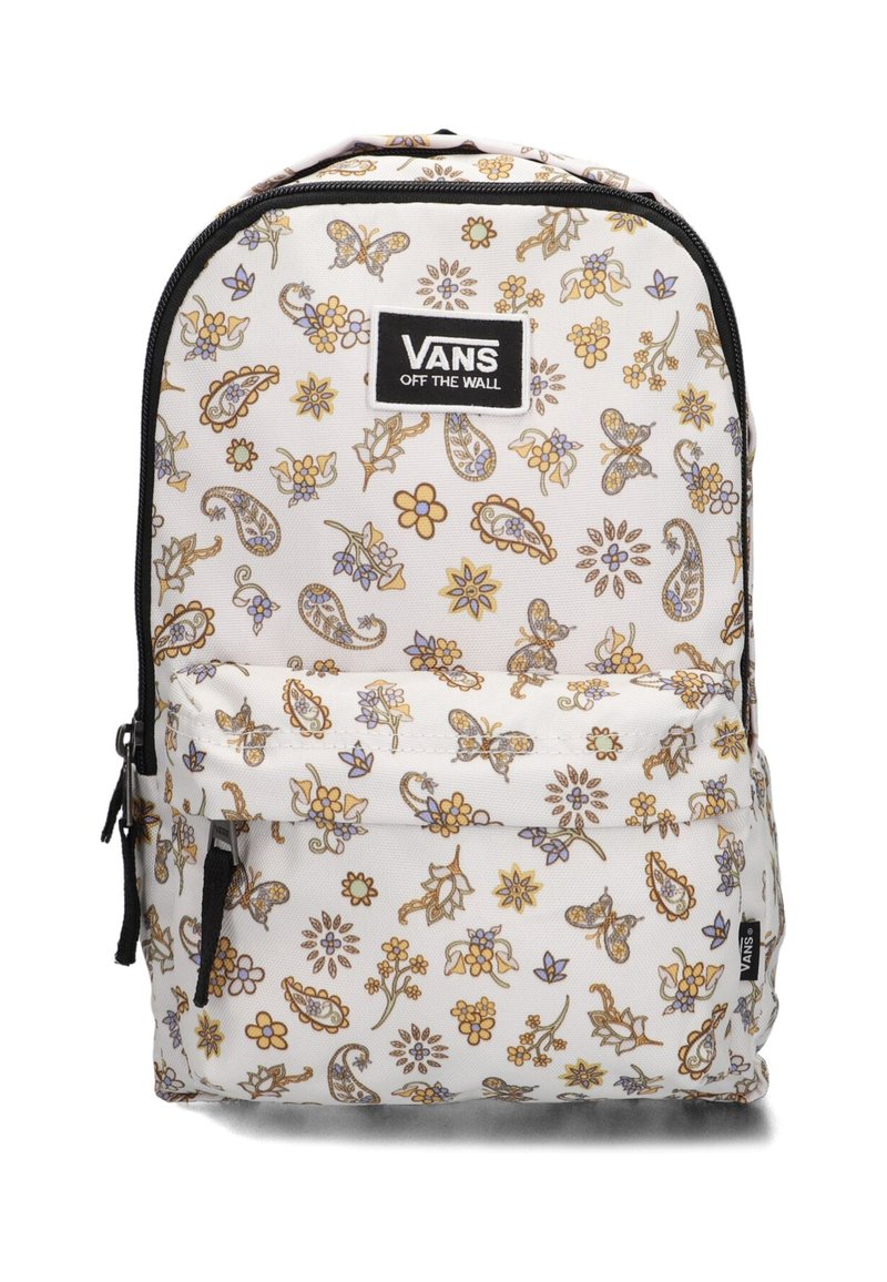 Witte rugzak met een herhalend bloemen- en paisleypatroon in goud en paars. Beschikt over een bovenste rits en een voorvak, met verstelbare schouderbanden.