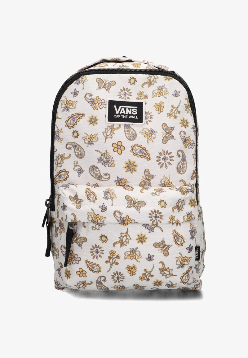 Witte rugzak met een herhalend bloemen- en paisleypatroon in goud en paars. Beschikt over een bovenste rits en een voorvak, met verstelbare schouderbanden.