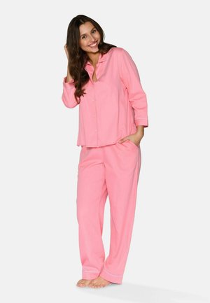 Il set di pigiama rosa presenta maniche lunghe, una camicia con bottoni e pantaloni abbinati con una vestibilità rilassata. Le cuciture a contrasto adornano i polsini e il colletto.