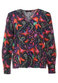 Blouse à manches longues avec un décolleté en V profond, présentant une base noire et un imprimé vibrant de fleurs et d'oiseaux aux tons rouges, roses, violets et verts.