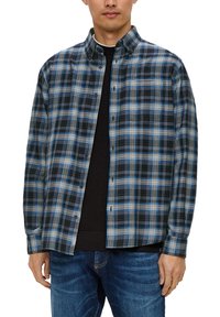 Chemise en flanelle à carreaux avec un col boutonné, présentant des nuances de bleu, de noir et de blanc. Tissu en coton au toucher doux et aux longues manches.