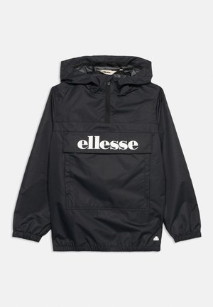 Jachetă de vânt neagră cu glugă, buzunar frontal cu clapetă cu logo-ul "ellesse" în alb, guler cu fermoar la jumătate, manșete elastice și logo mic lângă tiv.