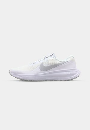Hvit idrettssko med nettverksoverdel, grå akenter, avrundet såle og teksturert materiale. Har tradisjonell snøring og et minimalistisk design.