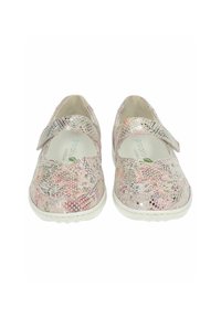 Rosa und beige Mary Jane-Schuhe mit einem strukturierten Schlangenledermuster, verstellbarem Riemen und weißer Gummisohle. Glatte Oberfläche mit glänzenden Akzenten.