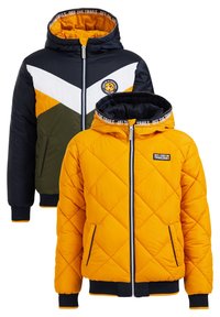 Två jackor: en är marinblå med gula och vita accenter samt ett kviltat mönster; den andra är ljusgul med ett diamantmönster.