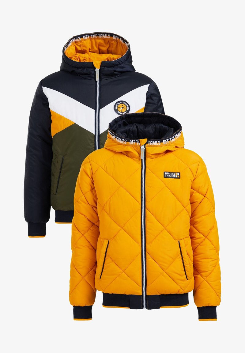 Två jackor: en är marinblå med gula och vita accenter samt ett kviltat mönster; den andra är ljusgul med ett diamantmönster.