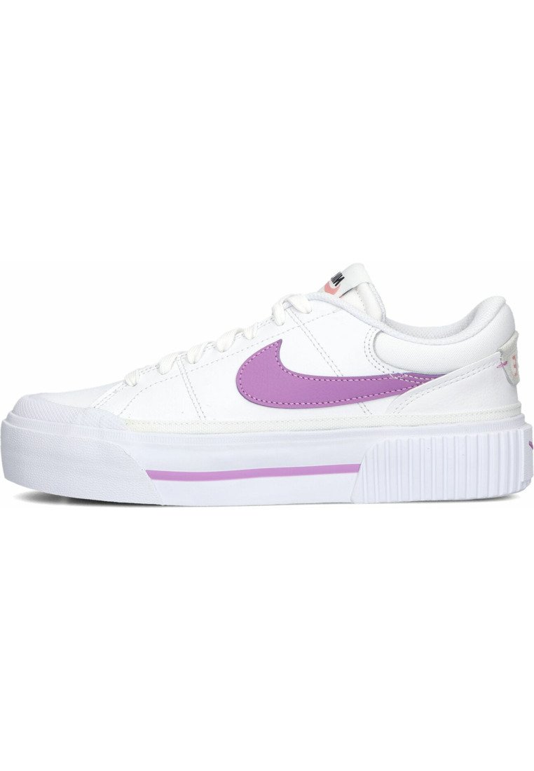 Weiße Sneakers mit einem lila Swoosh, ausgestattet mit einer strukturierten Gummisohle, runder Zehenpartie, Schnürung und einer dicken Plattform-Mittelsohle.