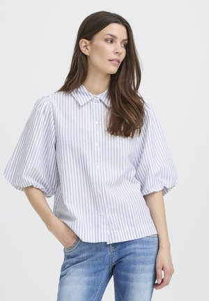 Blusa a righe azzurro chiaro e bianco, con chiusura frontale a bottoni, colletto e maniche corte a sbuffo. Tessuto di cotone strutturato.