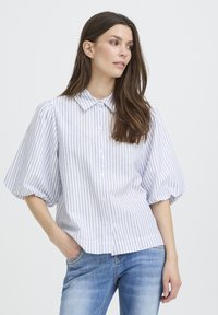Gestreepte blouse in lichtblauw en wit, met een knoopsluiting aan de voorkant, een kraag en gebolde korte mouwen. Gemaakt van gestructureerde katoenen stof.