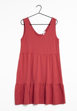 Robe sans manches rouge en tissu doux, avec un col rond et un ourlet volanté, offrant une coupe décontractée et sans motifs visibles.